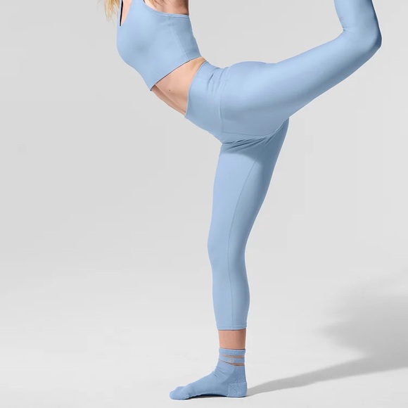 ALO Yoga Pants - ALO Yoga capri

Seashell blue 
Size small